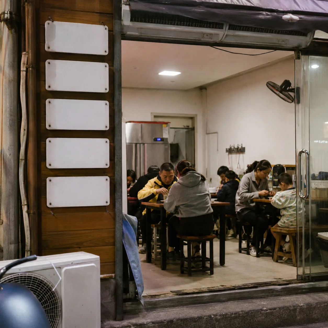 In Zhengzhou, I Learned That an Unpretentious Dinner Can Let the Body Unclench
