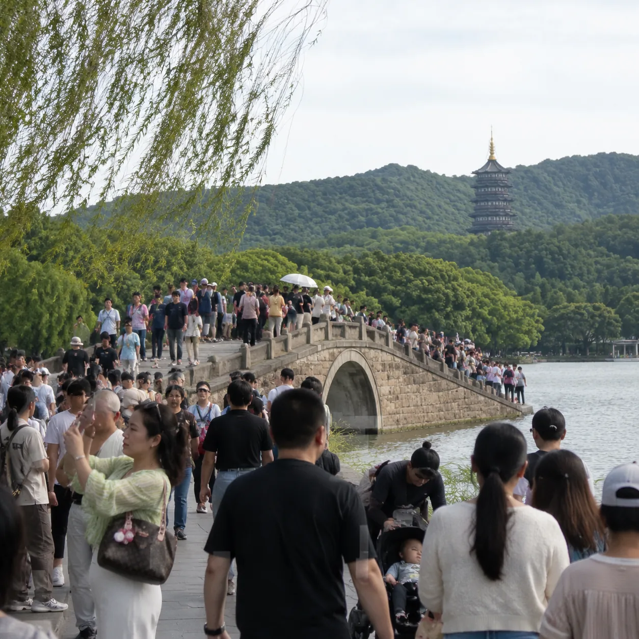 杭州西湖边那阵风，提醒我热门景区也要会躲人流