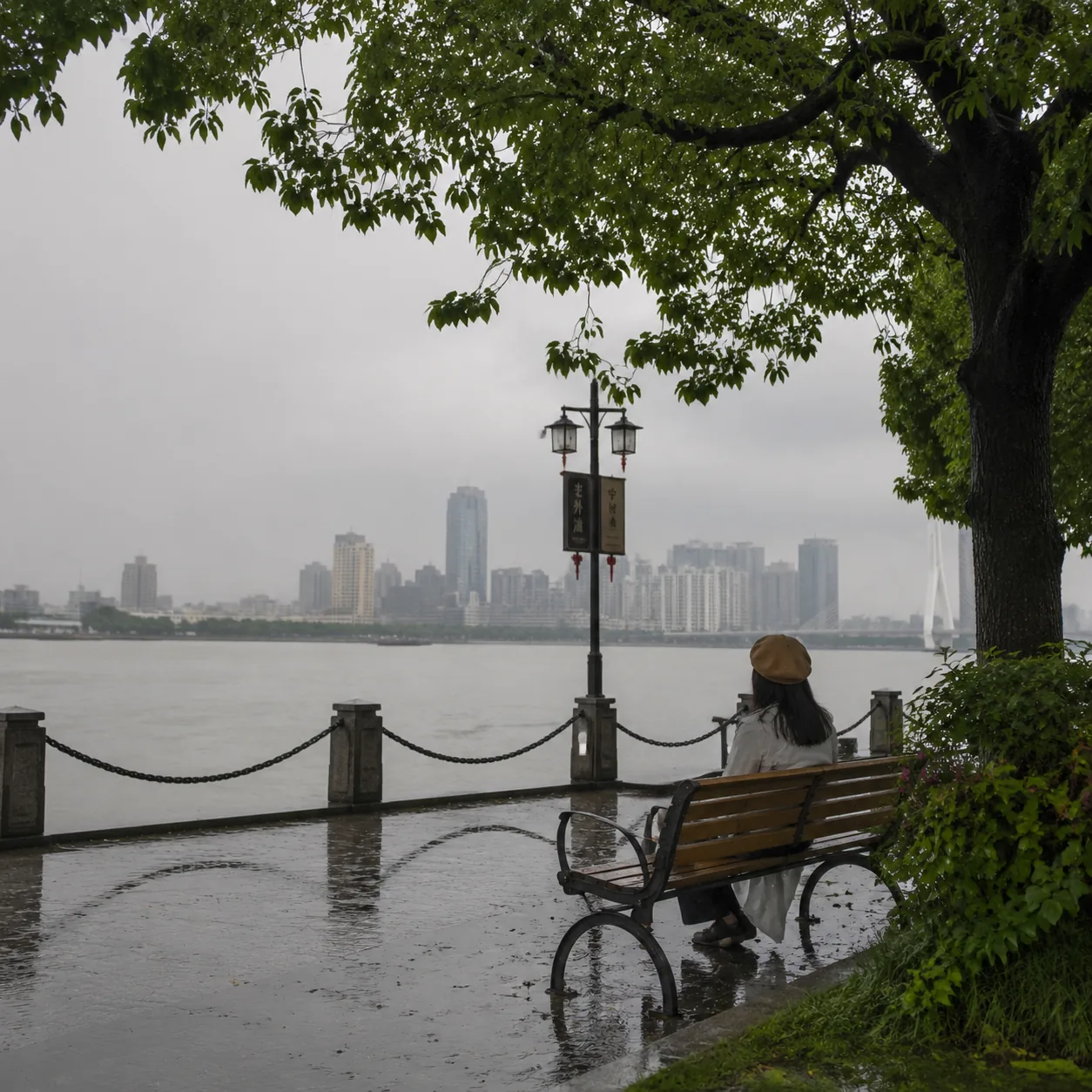 五月在宁波老外滩遇到雨，我一个人看着江面发亮，忽然觉得赶路也值得被原谅