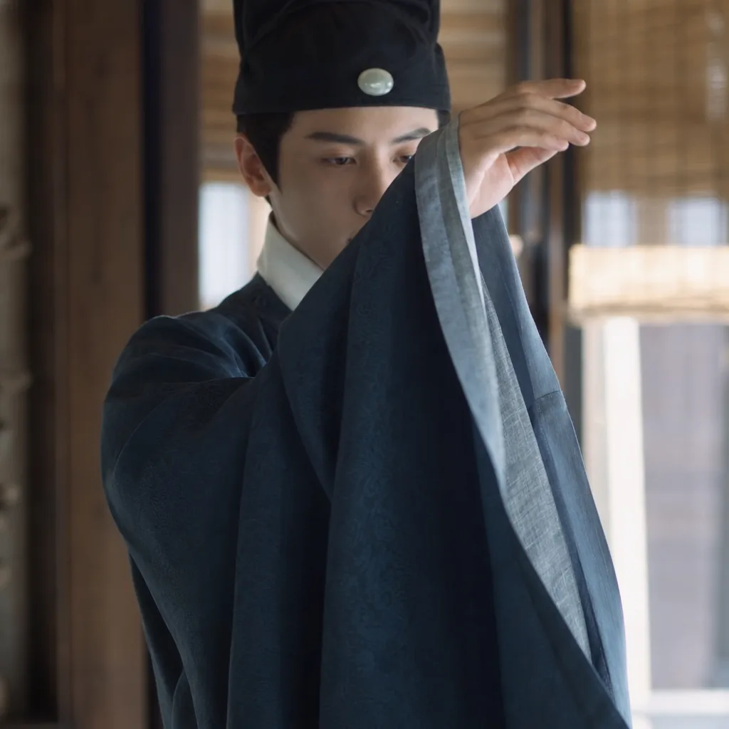 I First Understood Ming Clothing Not in a Museum, but in a Tailor's Shop Watching How People Stood