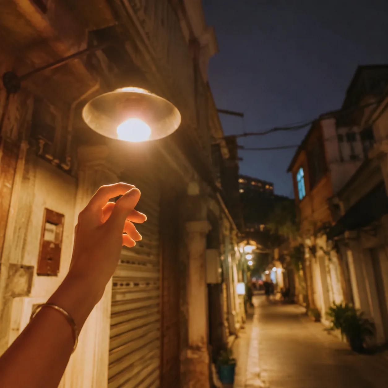 I Entered Xiamen’s Night When That Old Lamp Lit Up on Kaiyuan Road