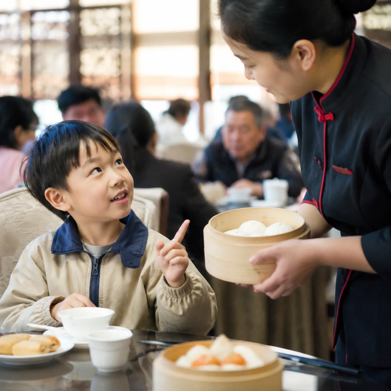 广州早茶桌上，孩子先学会了听，再学会了说