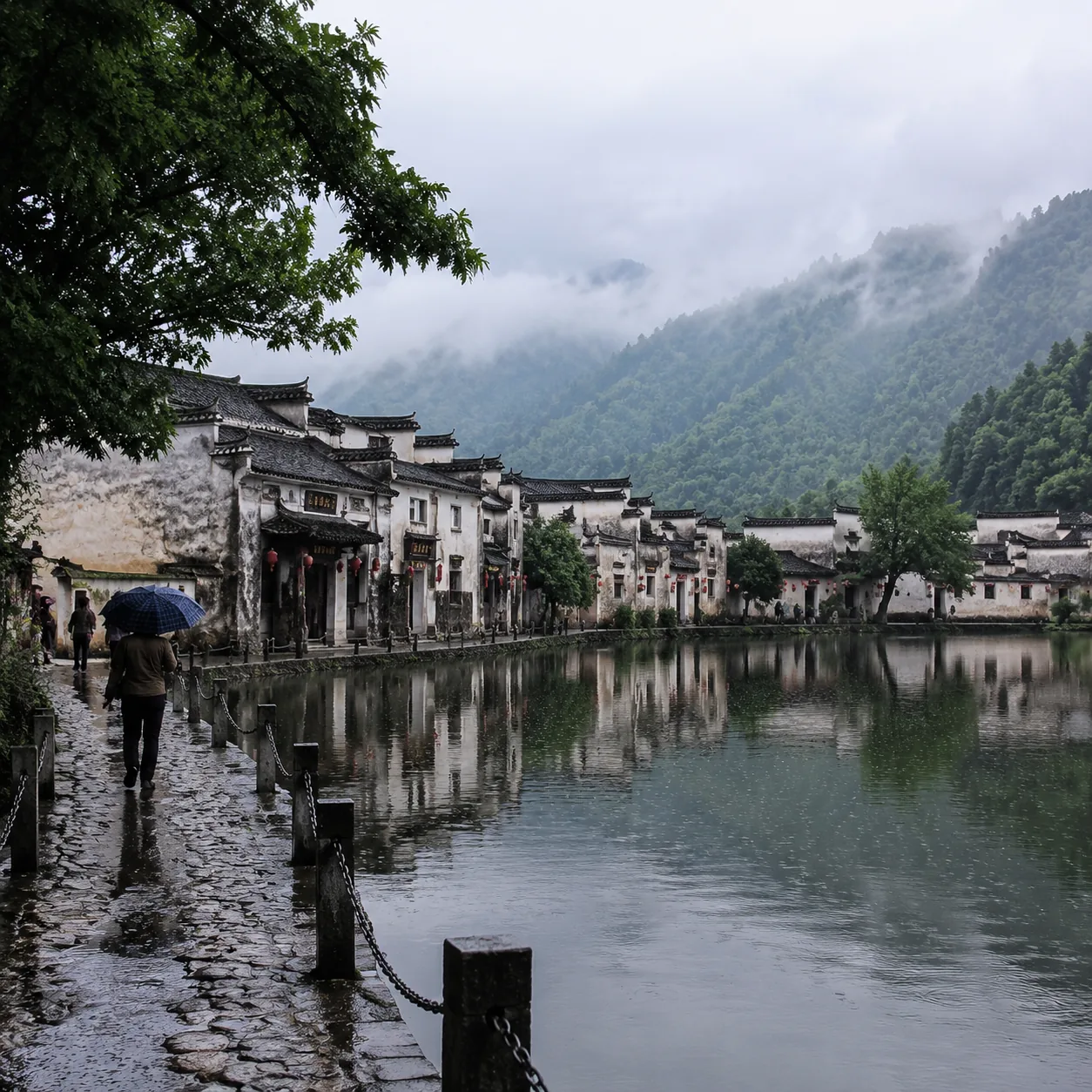 五月黄山脚下的一场雨，让本人第一次明白赶景点不如先安顿情绪