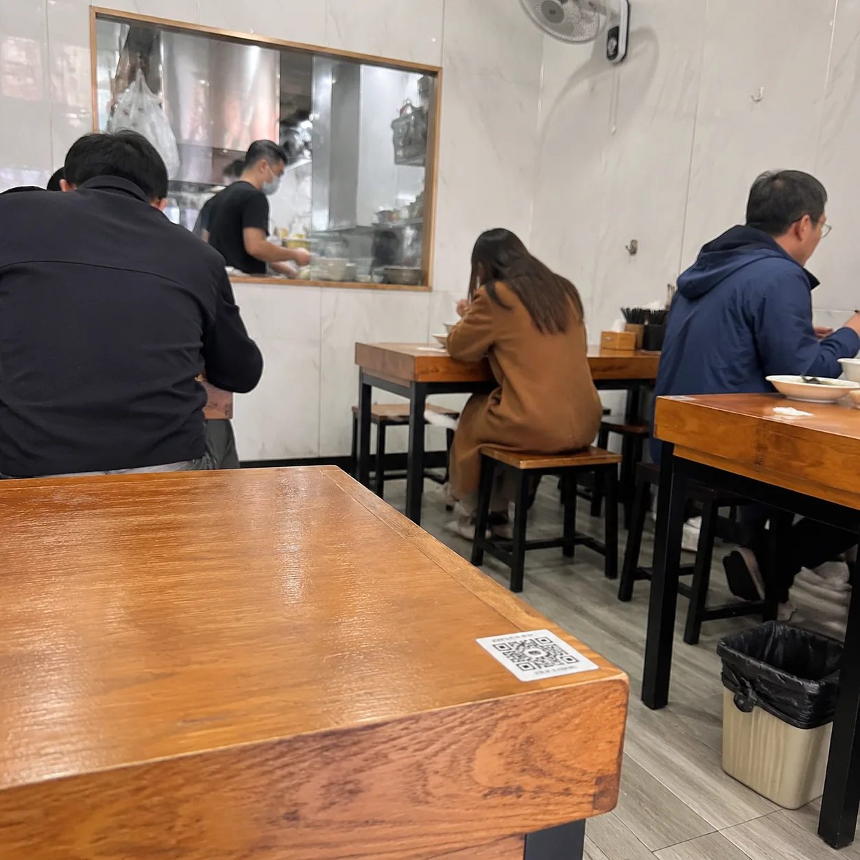 一张桌角二维码，让我先核对店名再付款