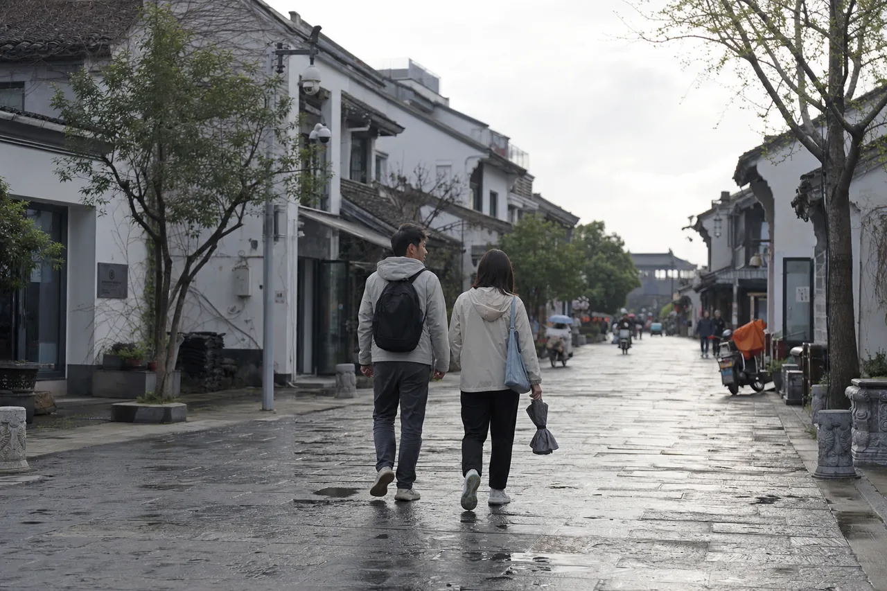 扬州雨后最动人的，不是园子名气，而是鞋底碰到湿石板的那一下