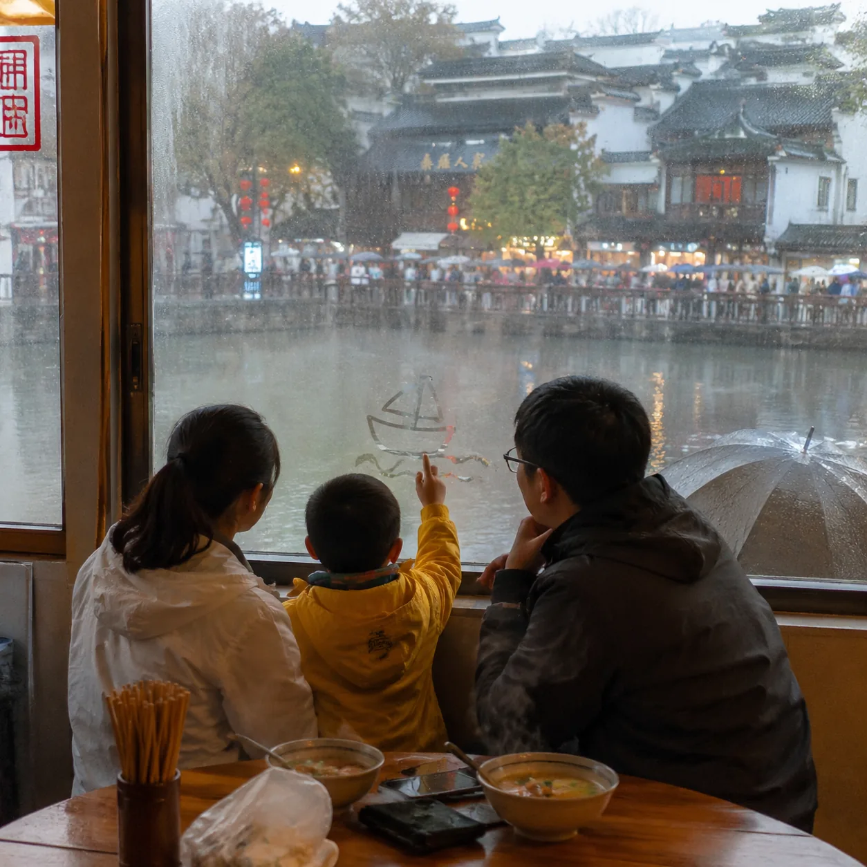 南京五月的雨把我们一家三口困在城墙边，却顺手送来了一顿最好吃的鸭血粉丝汤