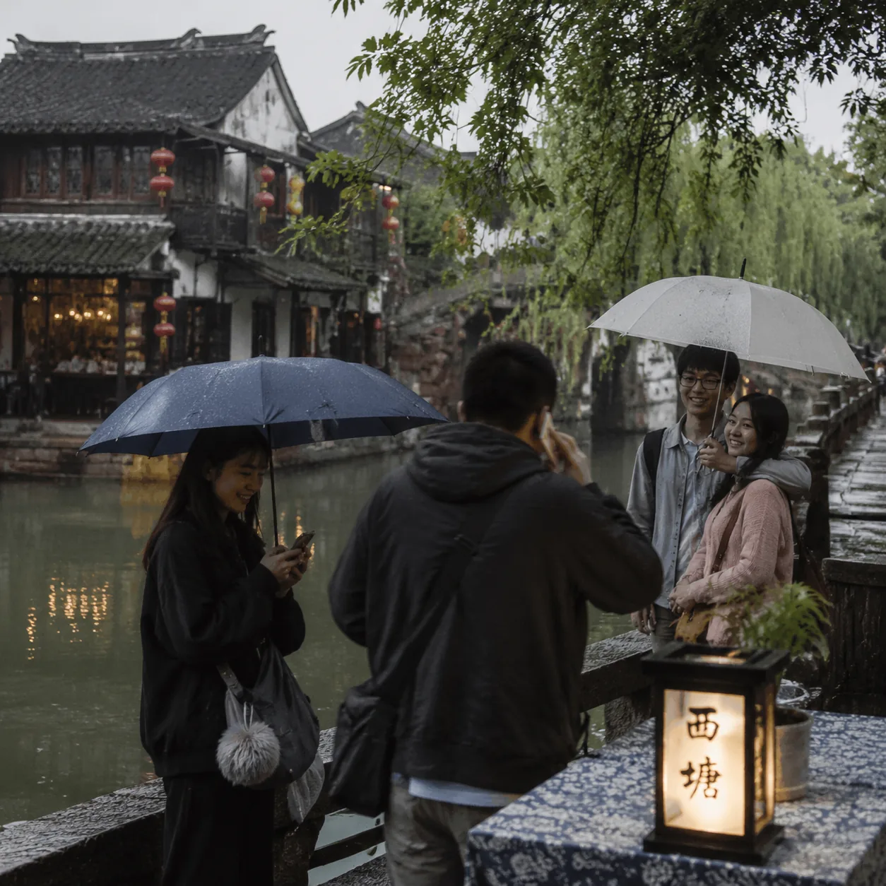 我们在西塘的雨夜里分着一把伞走散又重逢，那一晚比酒吧更像青春