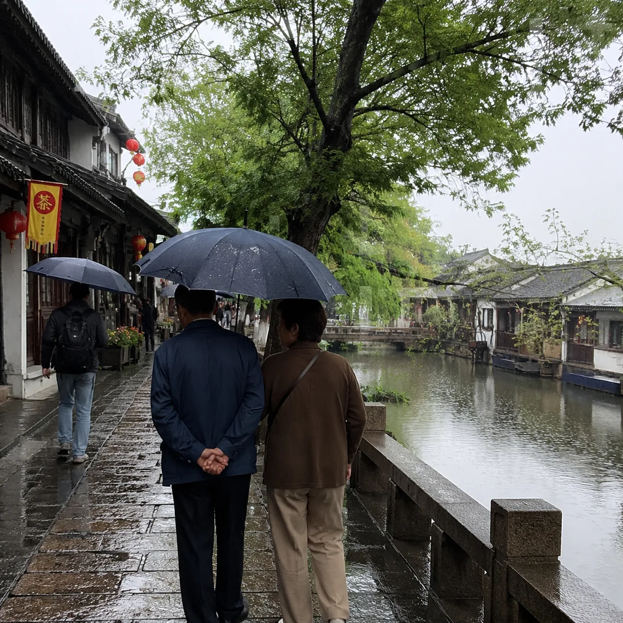 陪爸妈在湖州的五月细雨里找饭馆，我才知道一家人最稳定的路线其实是“先坐下”