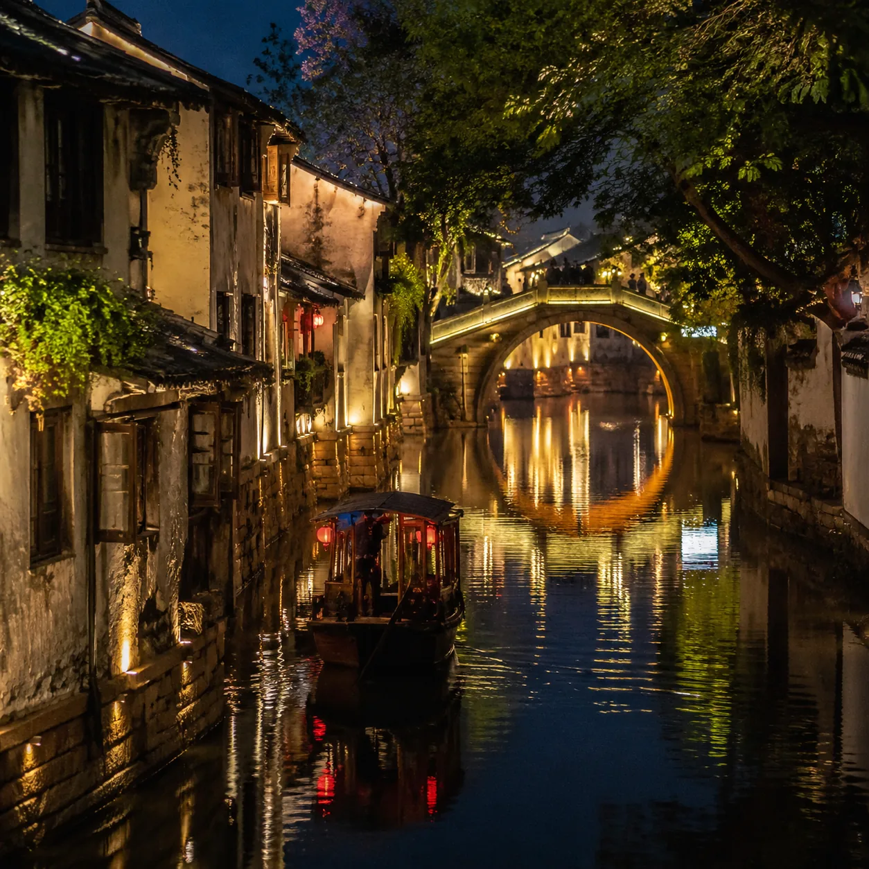 What Misleads Most at Night in Suzhou Is Not Direction but the Quiet Ease It Seems to Promise