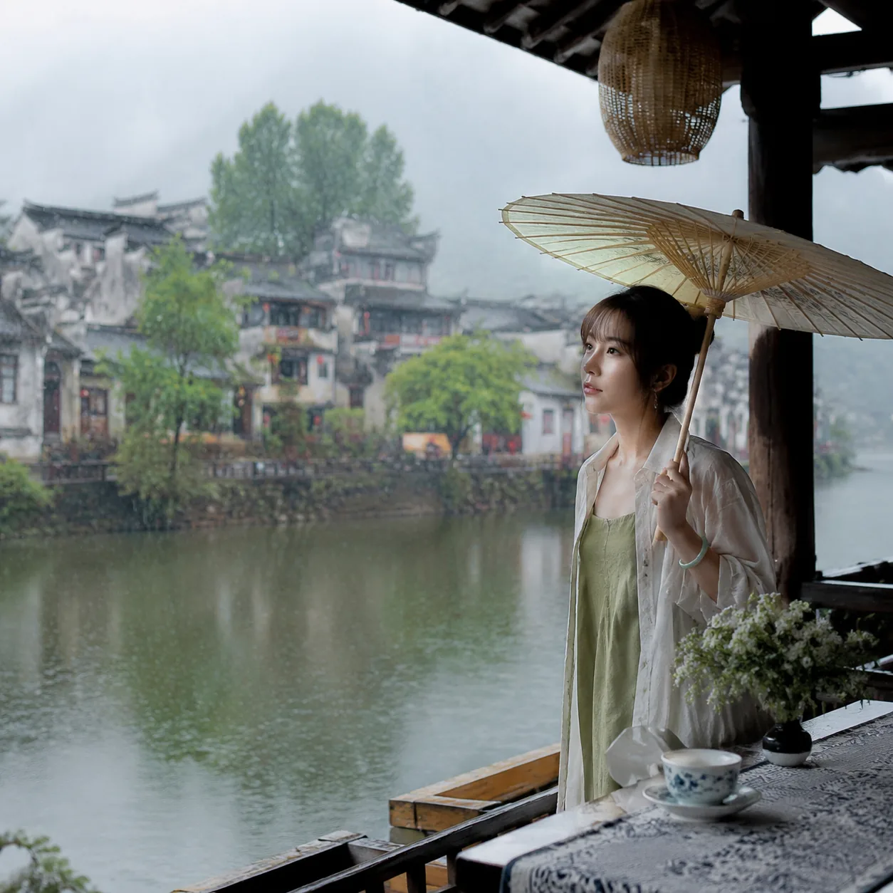 五月在婺源的雨后清晨，我跟着民宿老板去看一片刚亮起来的白墙黑瓦
