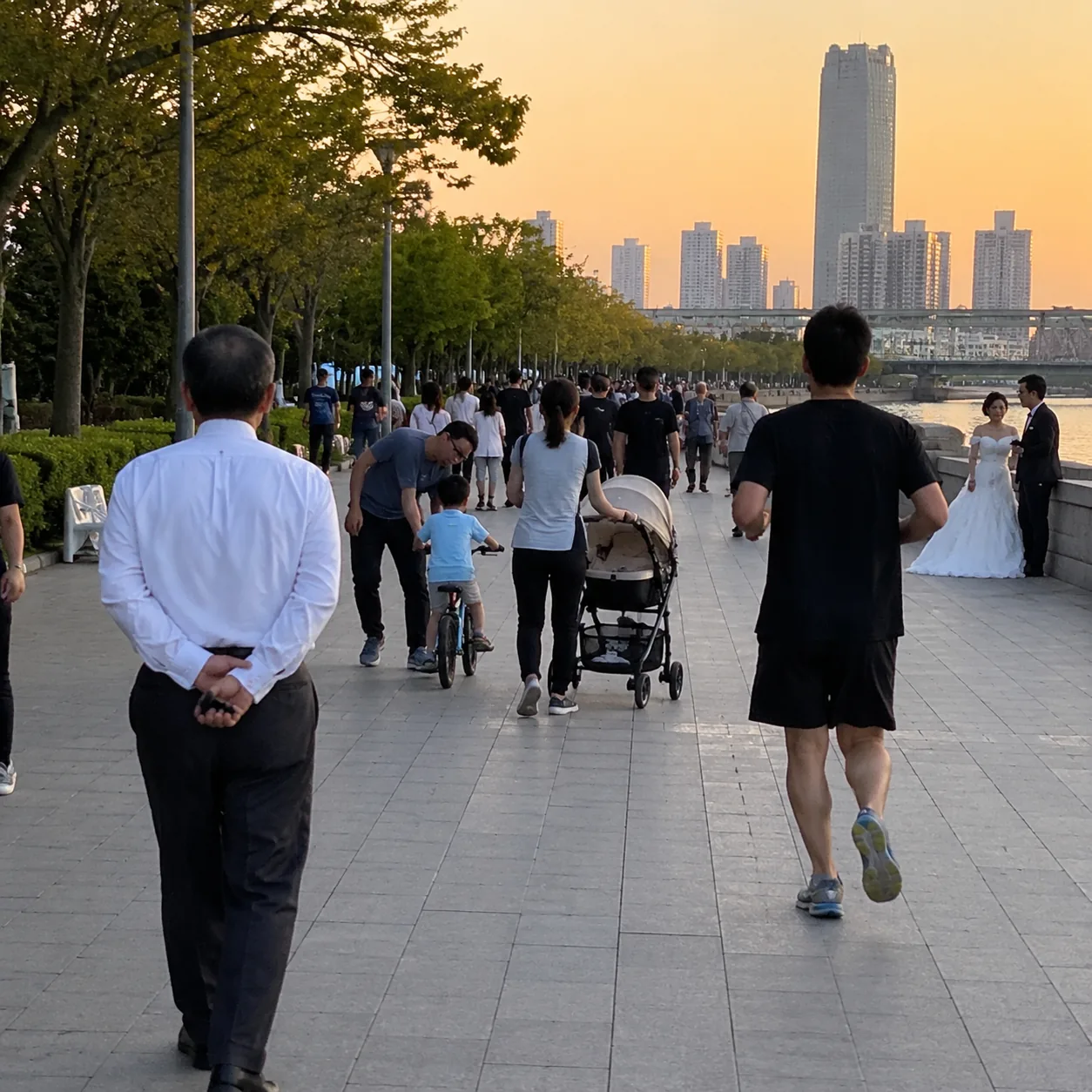 An Evening by Tianjin’s Haihe River Is Not for Check-In Speed