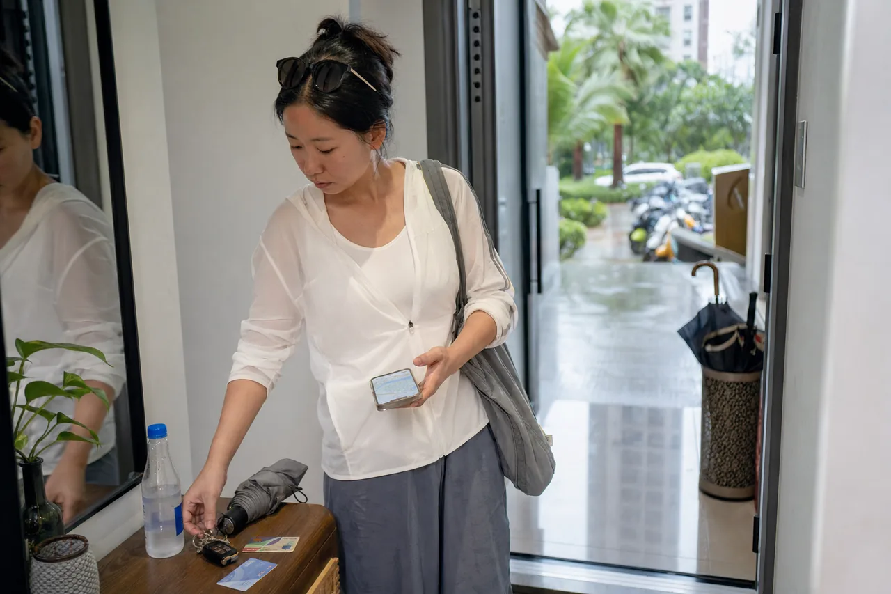 海口出门前那几分钟，天气、潮气和路线都先挤进了手机里