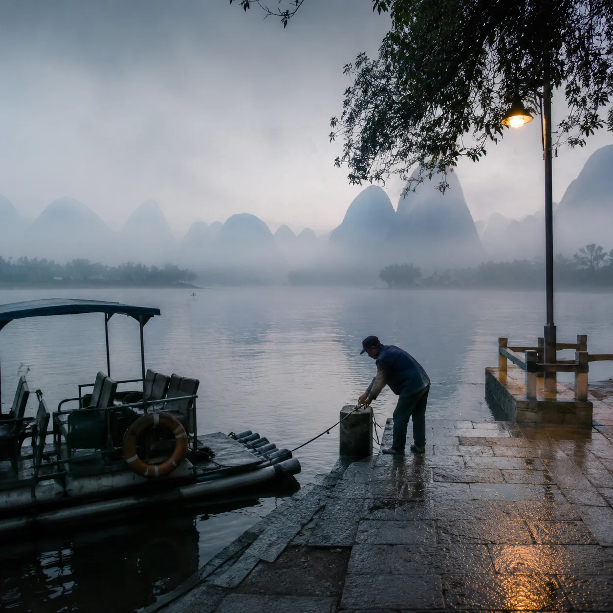 桂林码头清晨的雾，教我别把山水只当背景