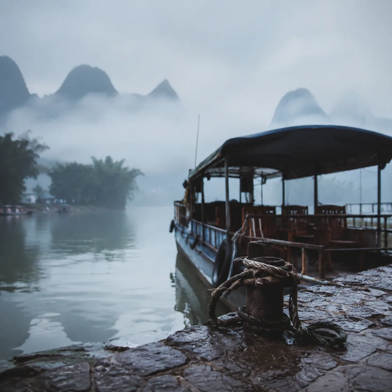 桂林码头清晨的雾，教我别把山水只当背景