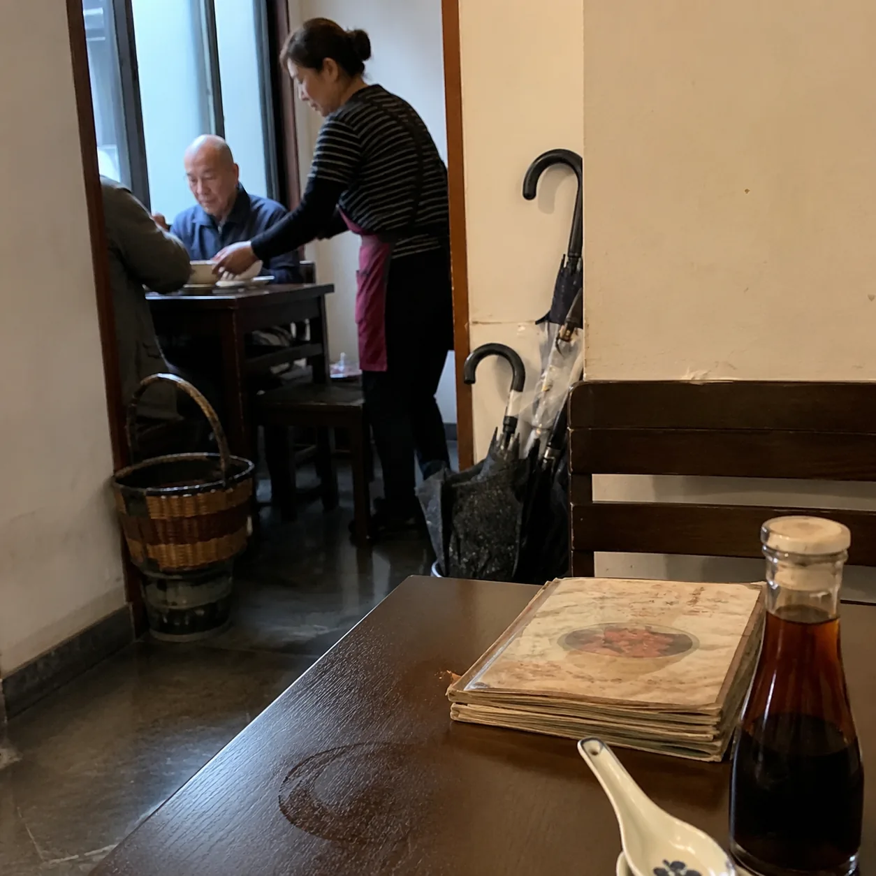 In a Hangzhou Eatery, I Finally Understood “A Little Lighter”